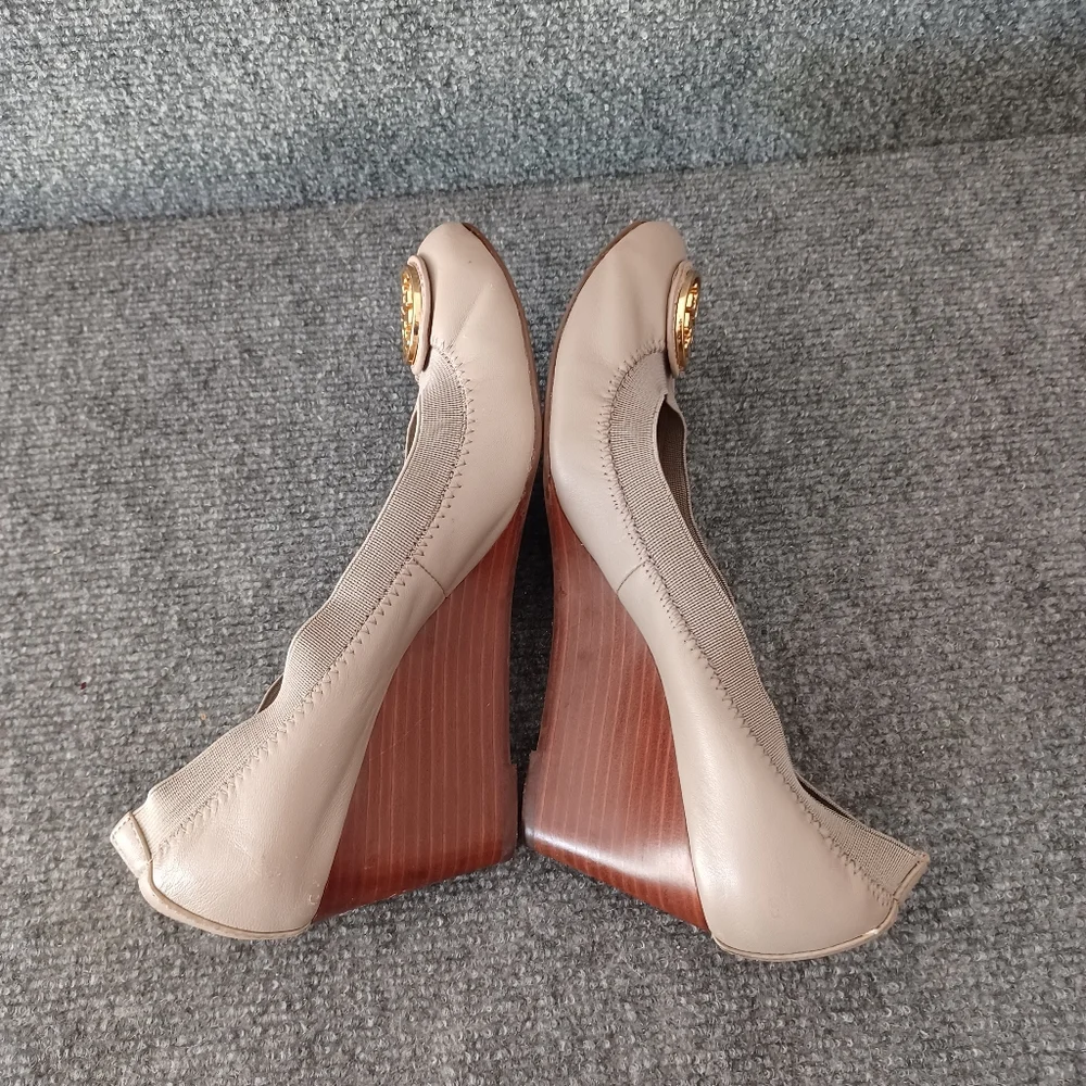 Tory Burch Women Caroline Wedge Heel Size 7.5 Preppy Leather Logo Defect